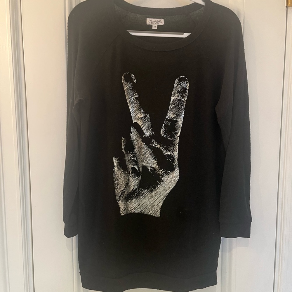 Lauren Moshi L/S Metallic Peace Hand Top in Black